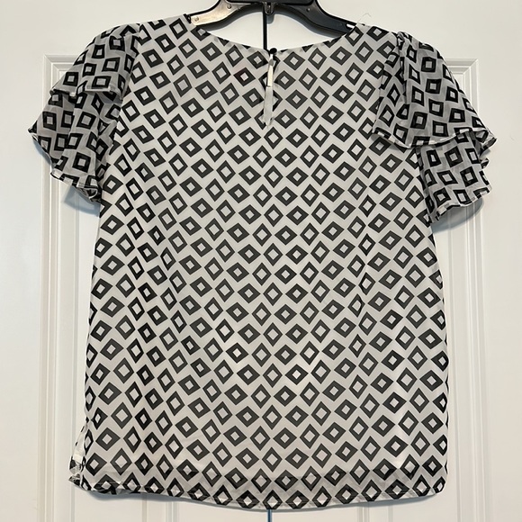 VINCE CAMUTO GEOMETRIC PRINT FLUTTER SLEEVE BLOUSE Small - Picture 3 of 6